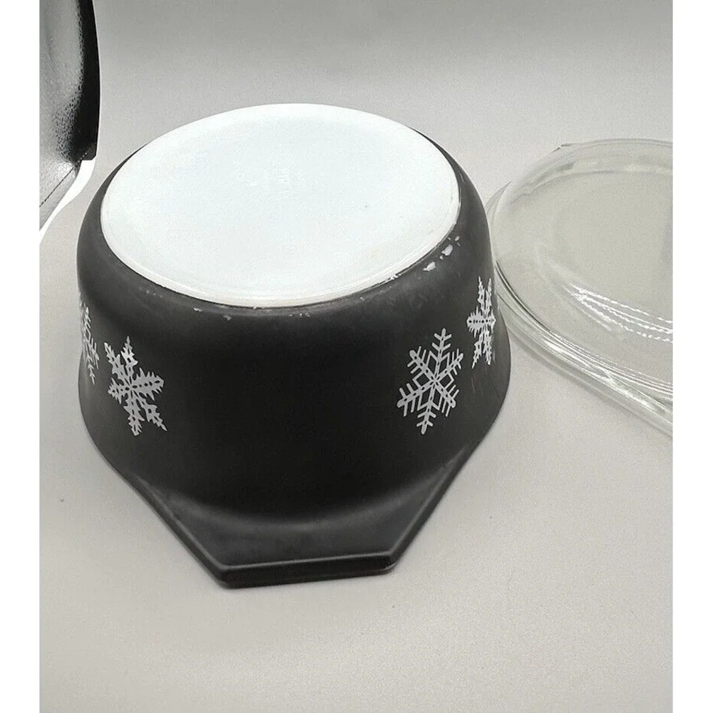 Vintage Pyrex Black Snowflake‎ 1.5 Quart Oval Casserole Dish with Lid